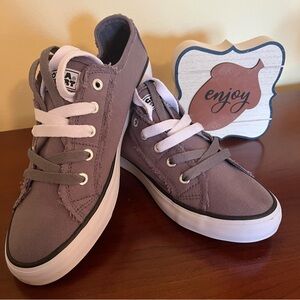 🩶🤍 Size 8, women’s Gotta Flurt Charcoal Canvas Sneakers, white & gray laces NWT